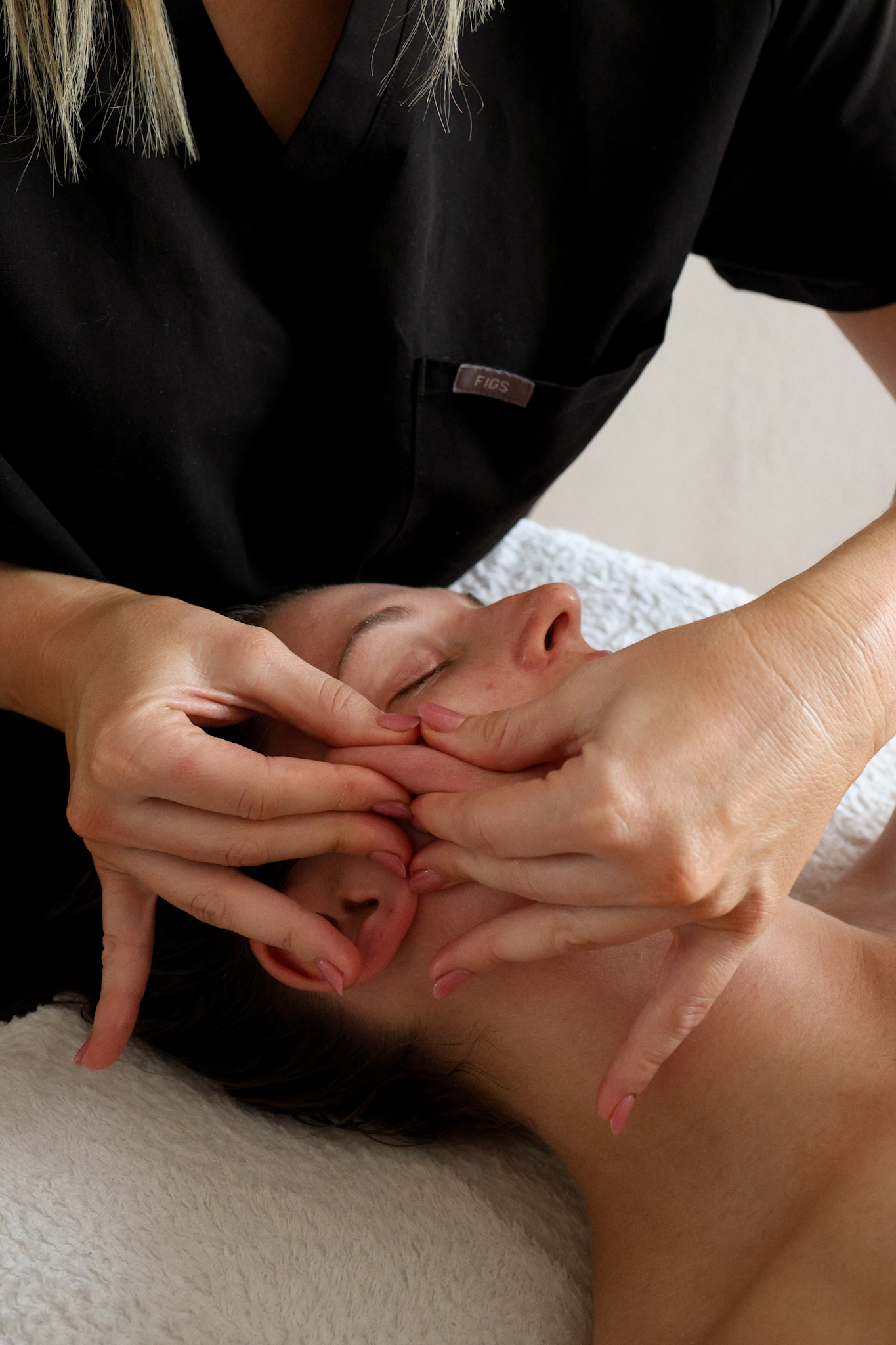 Home Sculpting facial massage to improve circulation, lymphatic drainage and skin health.